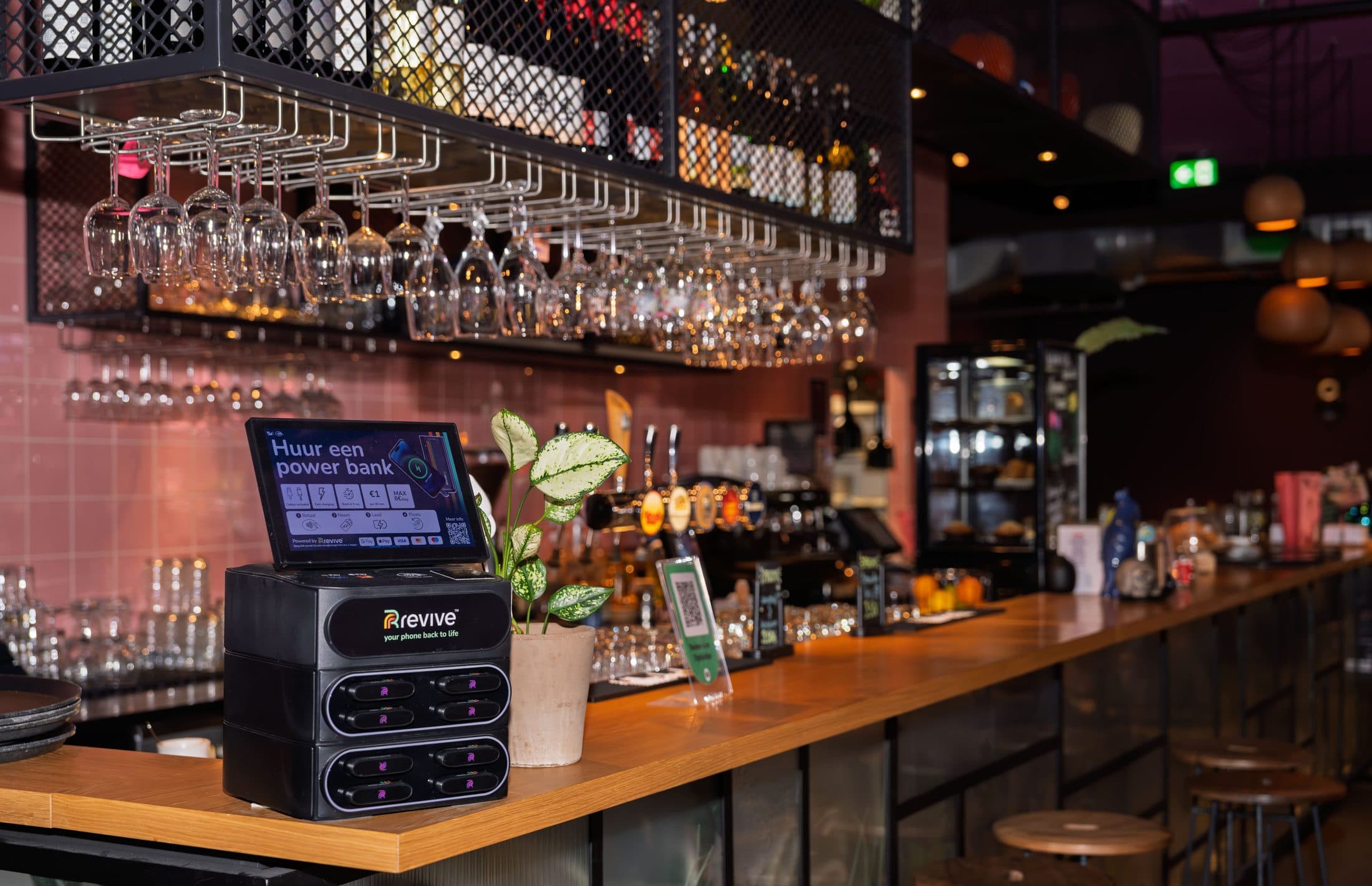Borne Revive posée sur le comptoir d'un bar