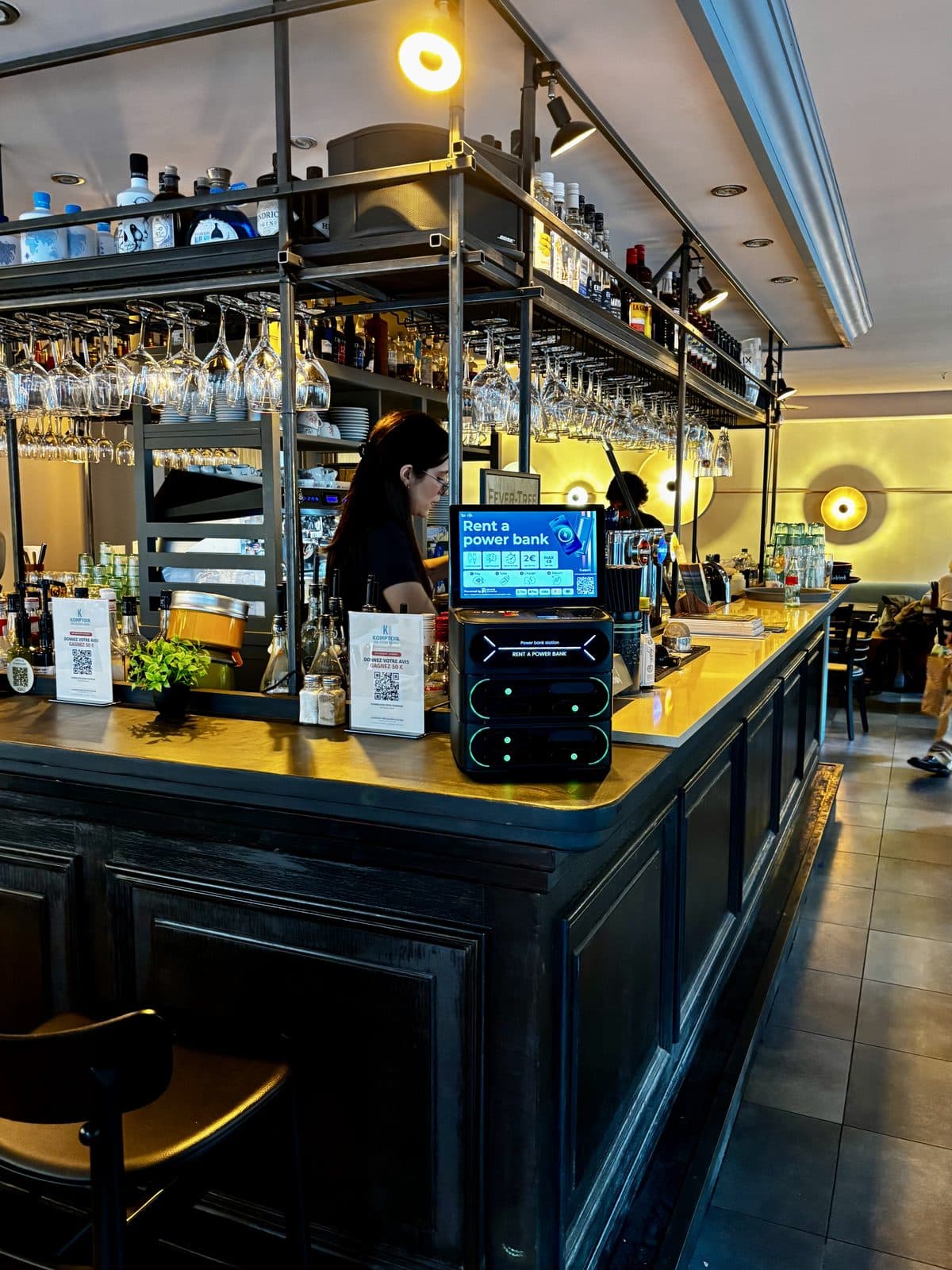 Borne Revive dans un bar animé