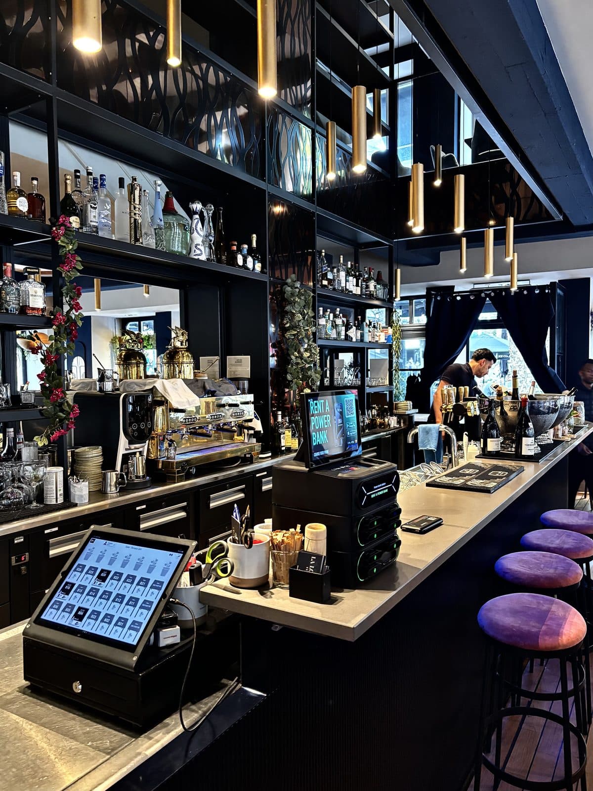Borne Revive sur le bar d'un établissement