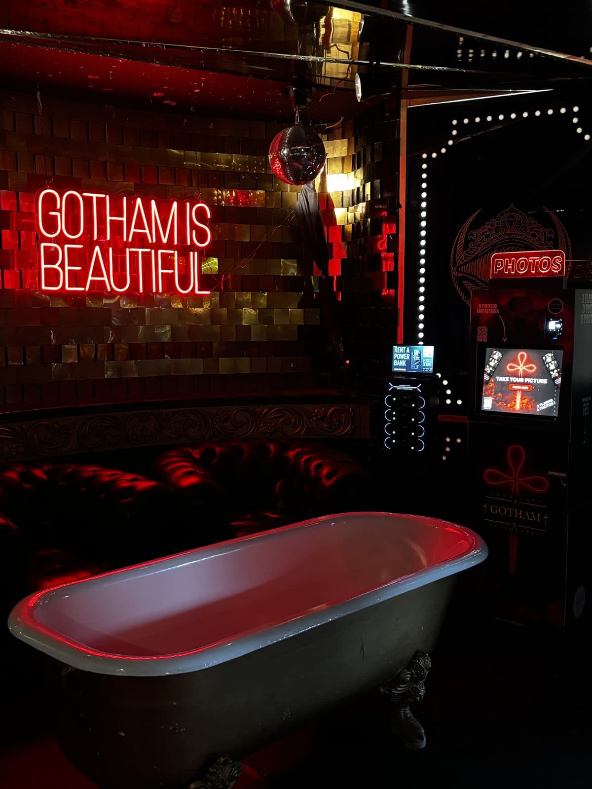 Borne Revive dans un bar d'ambiance